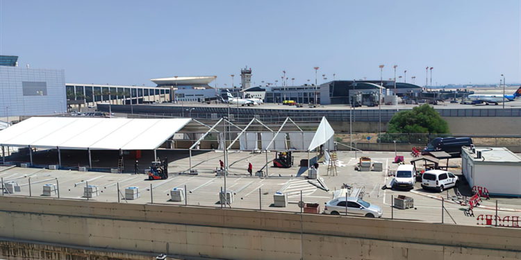 Carpa gigante de pruebas de COVID en el aeropuerto Ben-Gurion