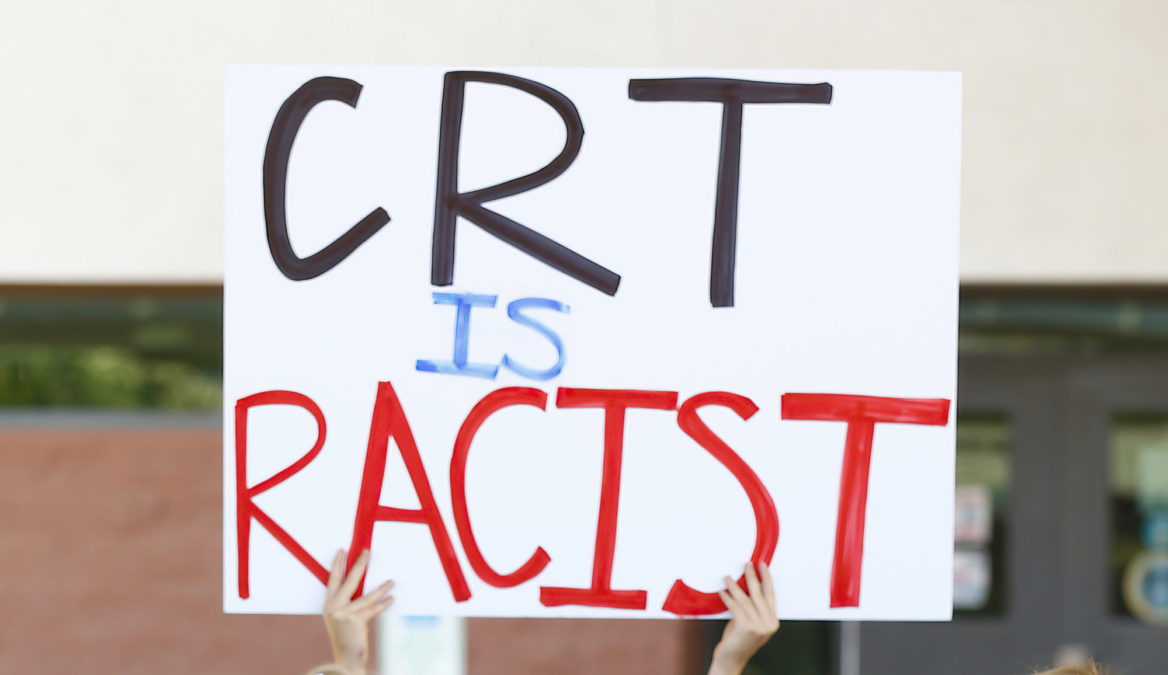 Los únicos que prohíben los libros son los teóricos críticos de la raza