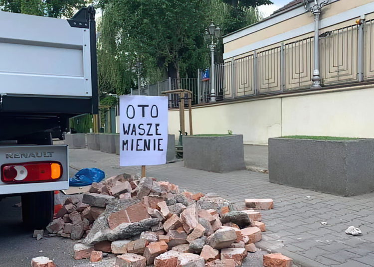 Nacionalistas polacos arrojan escombros frente a la embajada de Israel