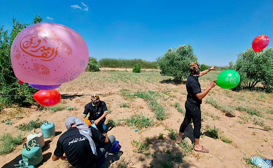 Globos incendiarios de Gaza provocan 3 incendios en el sur de Israel