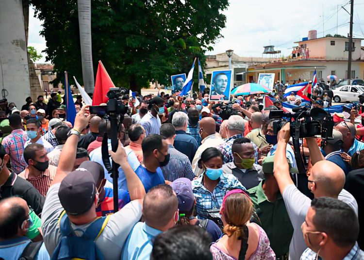 Miles de cubanos marchan contra el comunismo: "¡Abajo la dictadura!"