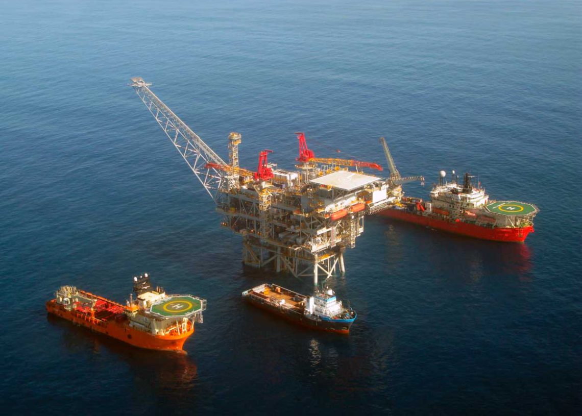 Presión de activistas medioambientales deja en suspenso acuerdo petrolero clave para Oriente Medio