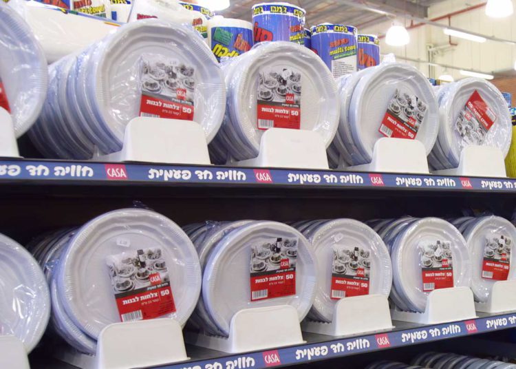 Quien contamina paga: El gobierno planea un impuesto sobre la compra de plásticos desechables