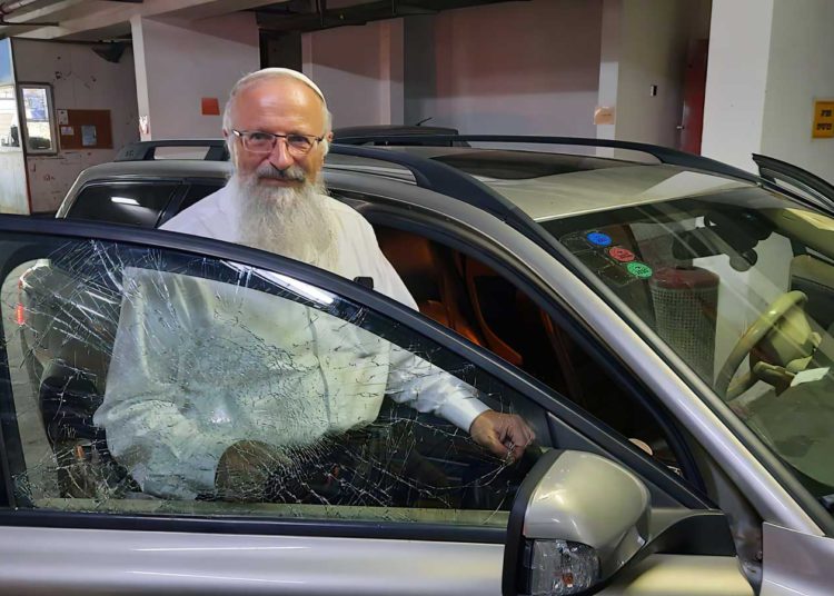 Árabes atacan con piedras al rabino Shmuel Eliyahu en su auto