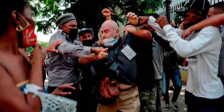 Más de 5.000 detenidos en Cuba incluyendo 120 activistas y periodistas