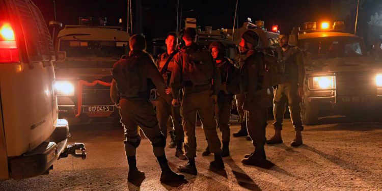 Soldados de Israel capturan a terroristas palestinos incendiarios