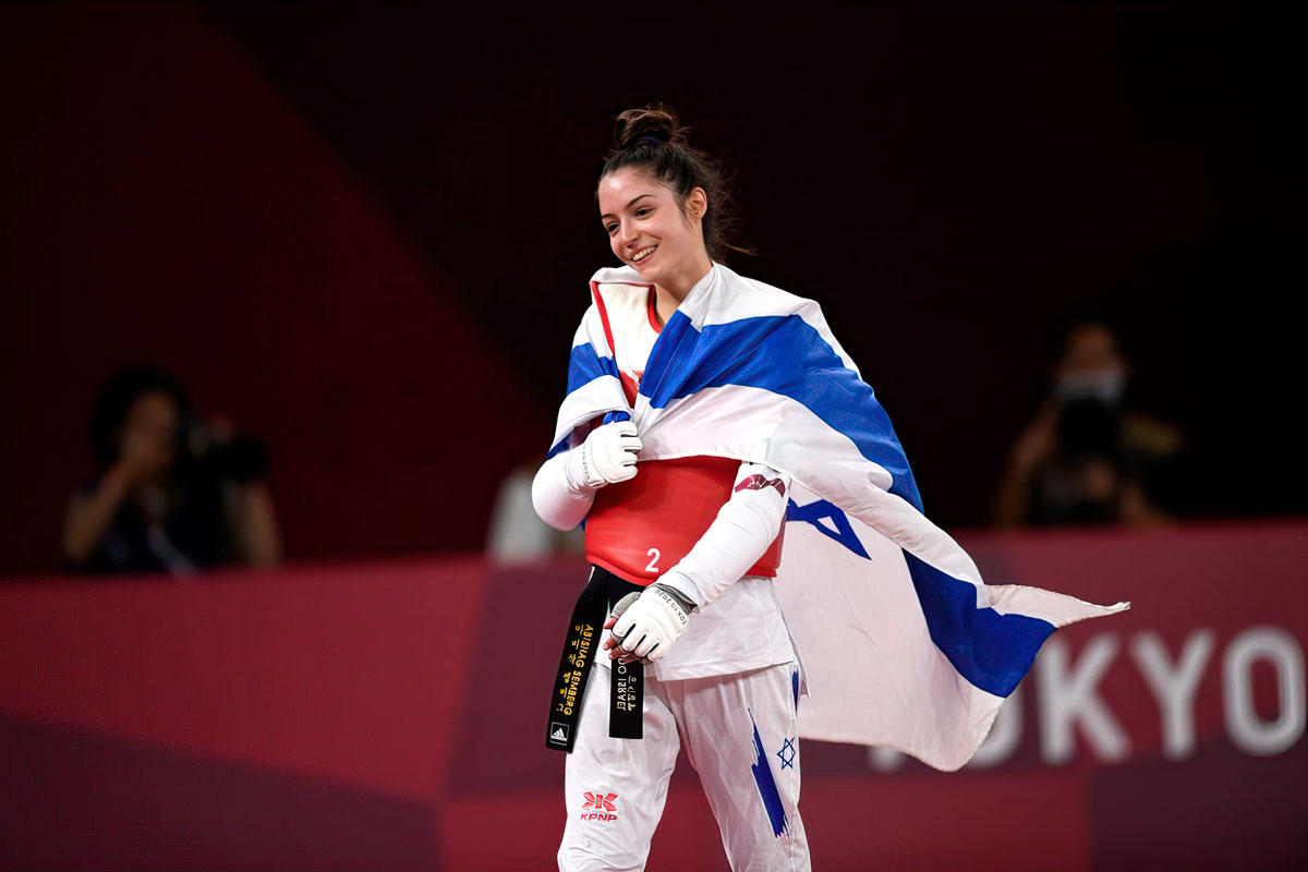 La israelí Avishag Semberg baja del ring después de derrotar a la turca Rukiye Yıldırım para ganar una medalla de bronce durante el combate de taekwondo femenino de 49 kg en los Juegos Olímpicos de Verano 2020, el sábado 24 de julio de 2021, en Tokio, Japón. (AP Photo/Themba Hadebe).