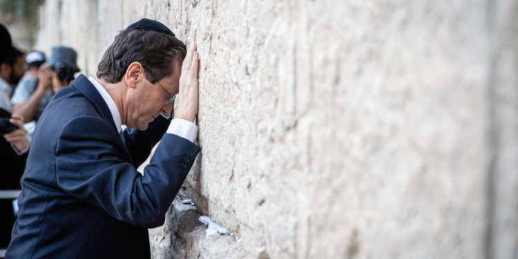 Herzog visita el Muro Occidental y llama a la unidad de los israelíes