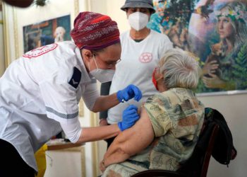 Expertos de Israel: Tercera dosis para los ancianos podría no ayudar