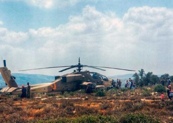 Un helicóptero Apache israelí realiza un aterrizaje de emergencia