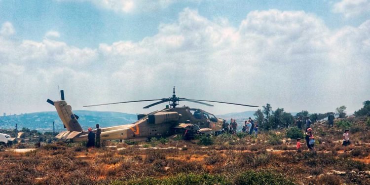 Un helicóptero Apache israelí realiza un aterrizaje de emergencia