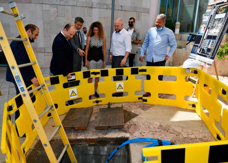 Bennett celebra instalación de cable de fibra óptica en el norte de Israel