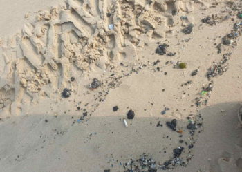 Alquitrán sigue llegando a las playas de Israel seis meses después de un derrame de petróleo