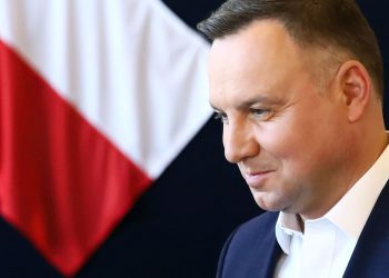 Polonia retira a su enviado a Israel en una disputa sobre las reivindicaciones del Holocausto