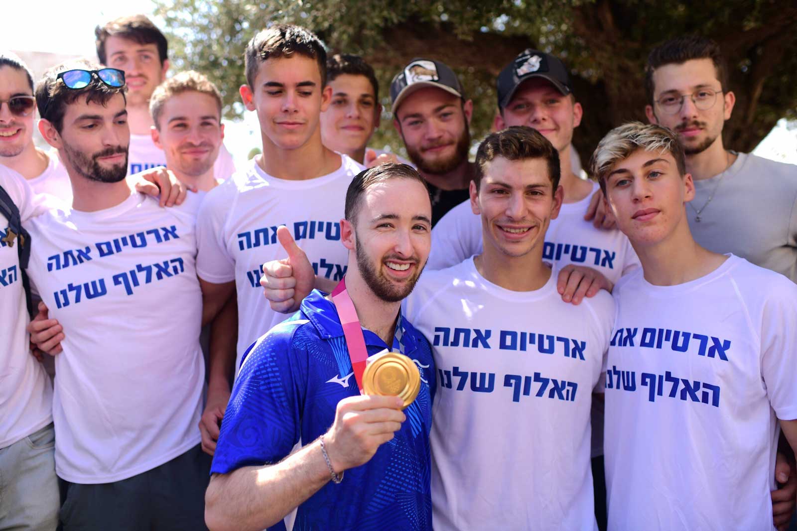 El medallista de oro olímpico Artem Dolgopyat regresa a Israel tras su victoria en Tokio