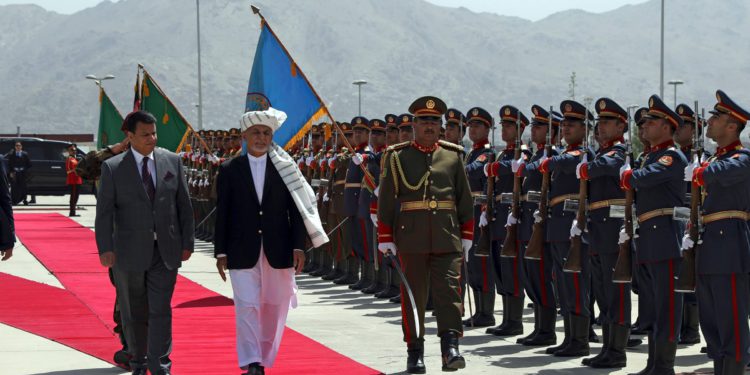 Talibanes se acercan a Kabul: El presidente afgano mantiene conversaciones urgentes