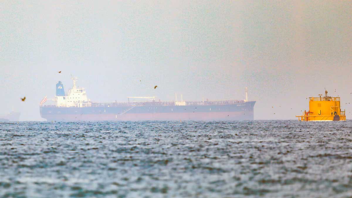 La tripulación del petrolero frente a la costa de los Emiratos Árabes Unidos frustró el secuestro de Irán saboteando los motores