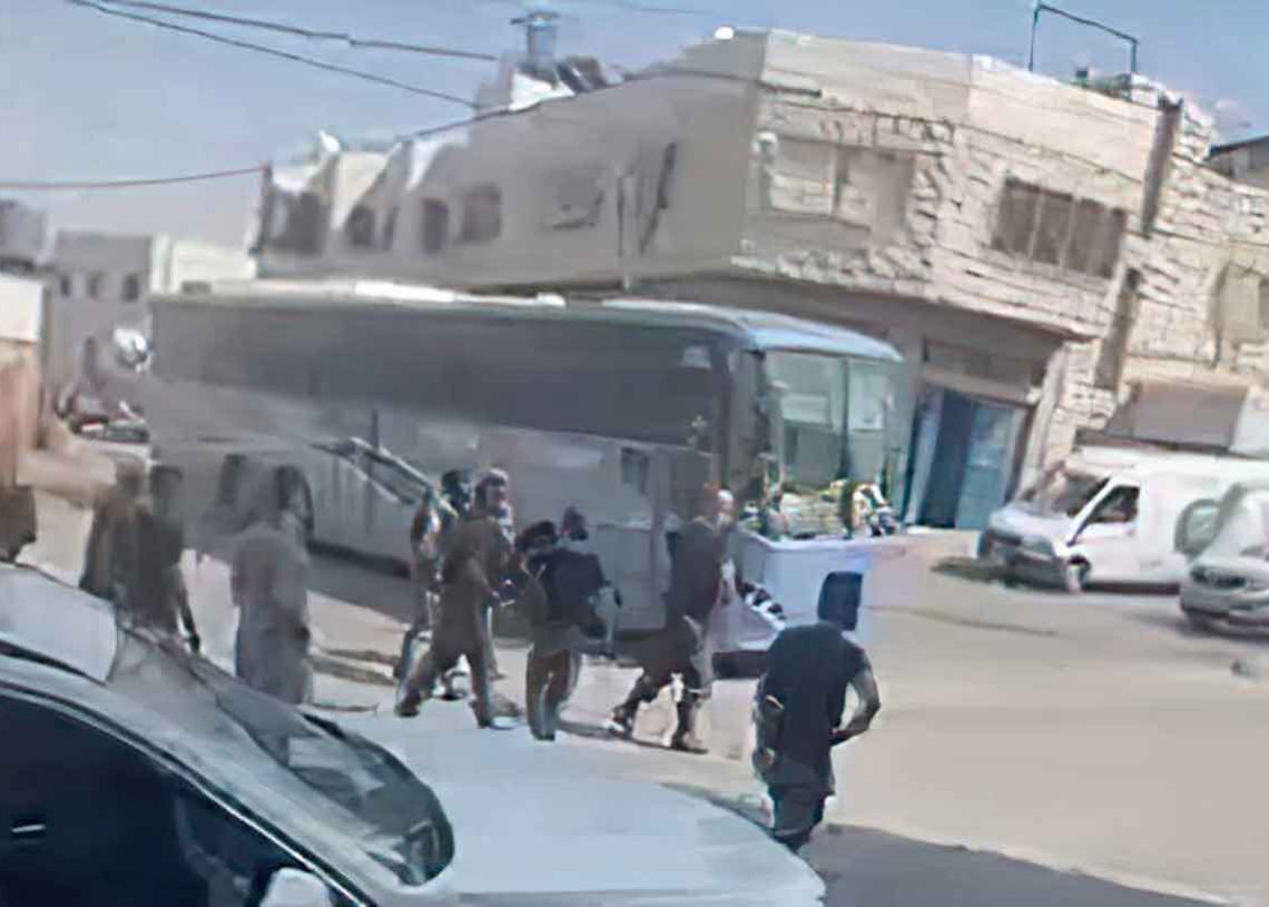 Autobús con soldados de las FDI entra por error en zona de Hebrón controlada por la AP