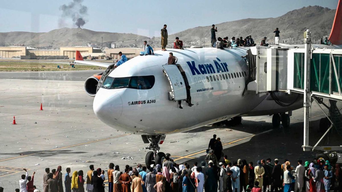 EE.UU. utilizará aerolíneas comerciales para transportar a los afganos evacuados
