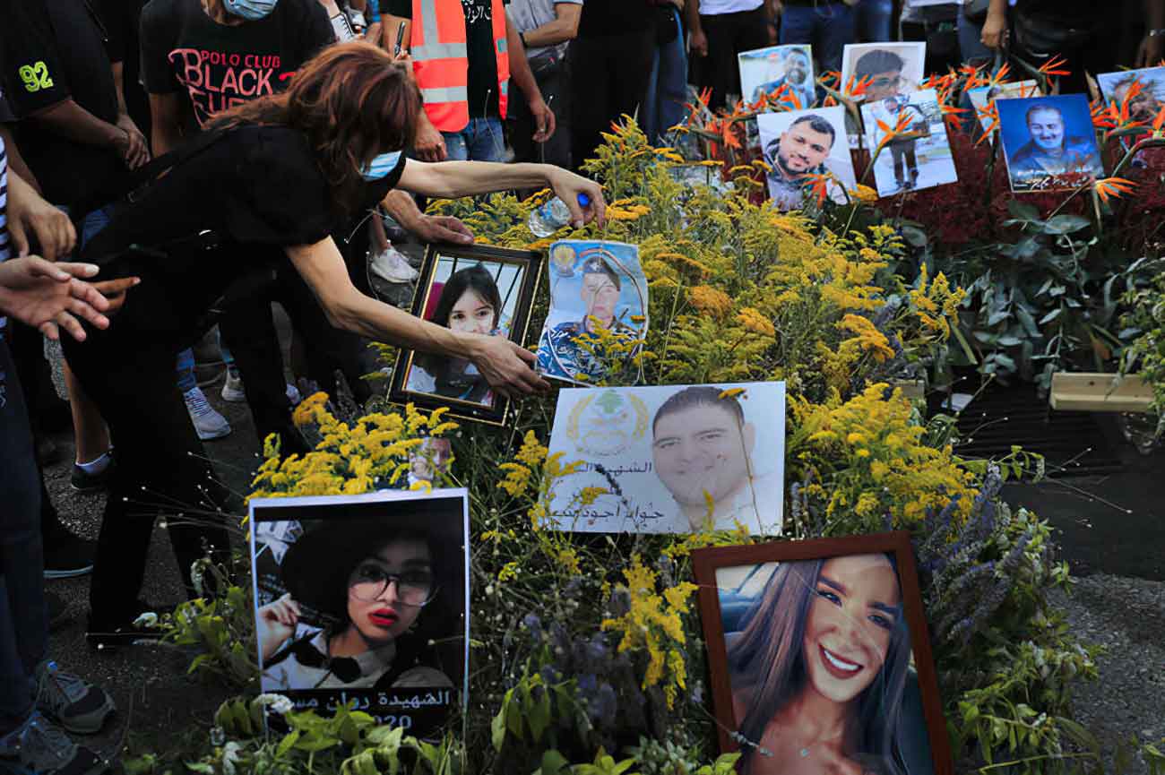 Víctimas de la explosión en Beirut realizan funeral simbólico para exigir justicia