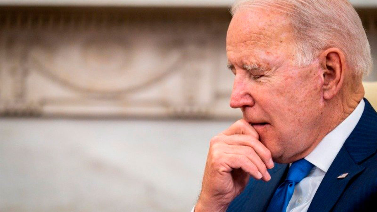 El índice de aprobación de Biden se desploma a un mínimo histórico