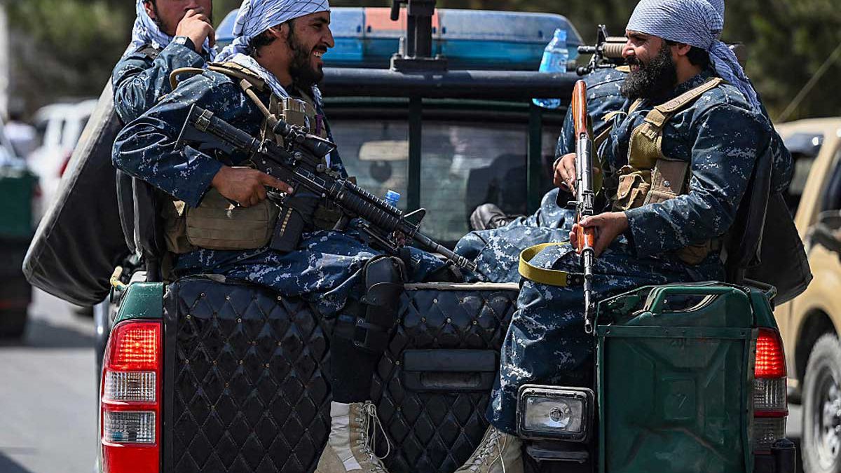 Los talibanes se apoderaron de un arsenal de guerra que rivaliza con el de un ejército