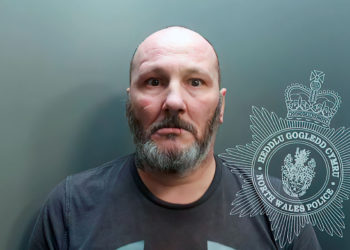 Un hombre del Reino Unido encarcelado por pintar esvástica en una peluquería