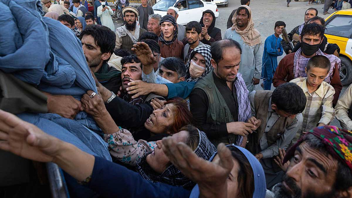 Los EAU ayudaron a evacuar 28.000 afganos que huyen de los talibanes