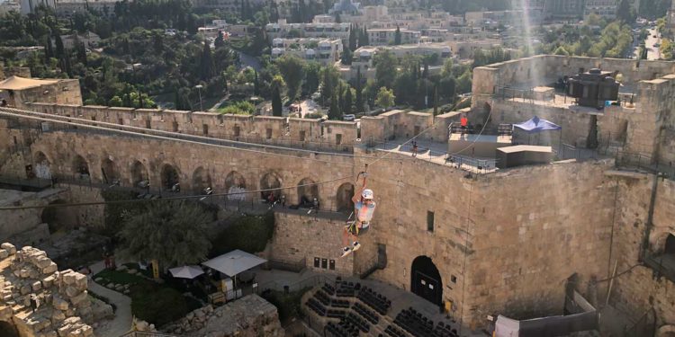 Escalando los muros de la Torre de David de Jerusalén