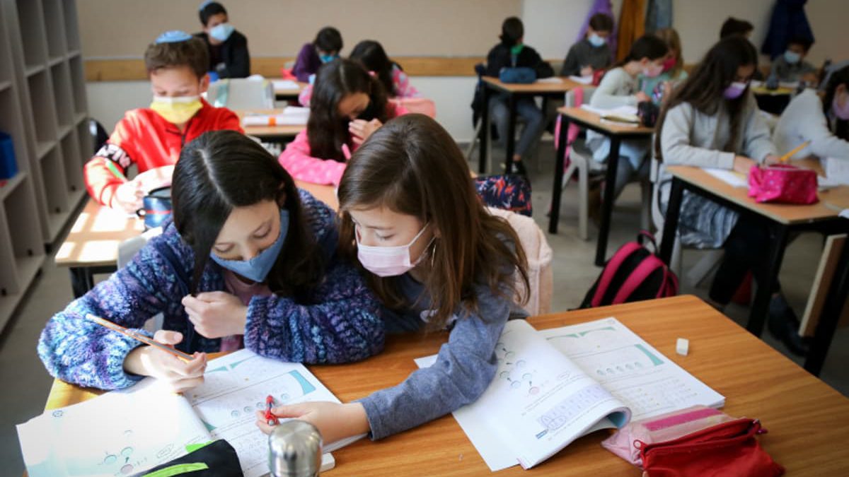 Estudiantes de Israel volverán a las aulas pese al aumento de casos de COVID