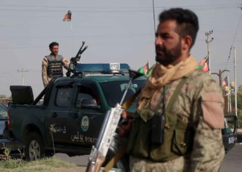Los talibanes atacan ciudades provinciales de Afganistán en respuesta a los ataques de EE.UU.