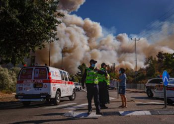 Los incendios forestales en Jerusalén se extienden mientras la policía busca a dos desaparecidos