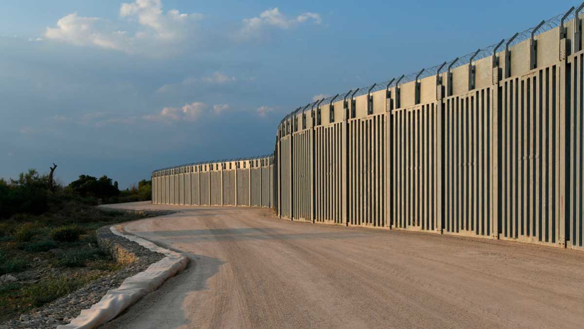 Grecia completa muro fronterizo con Turquía para impedir la entrada de refugiados afganos