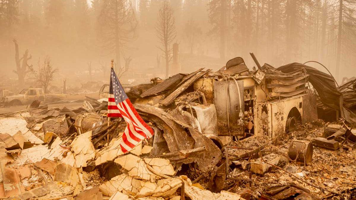 Gran incendio forestal en California deja cinco desaparecidos