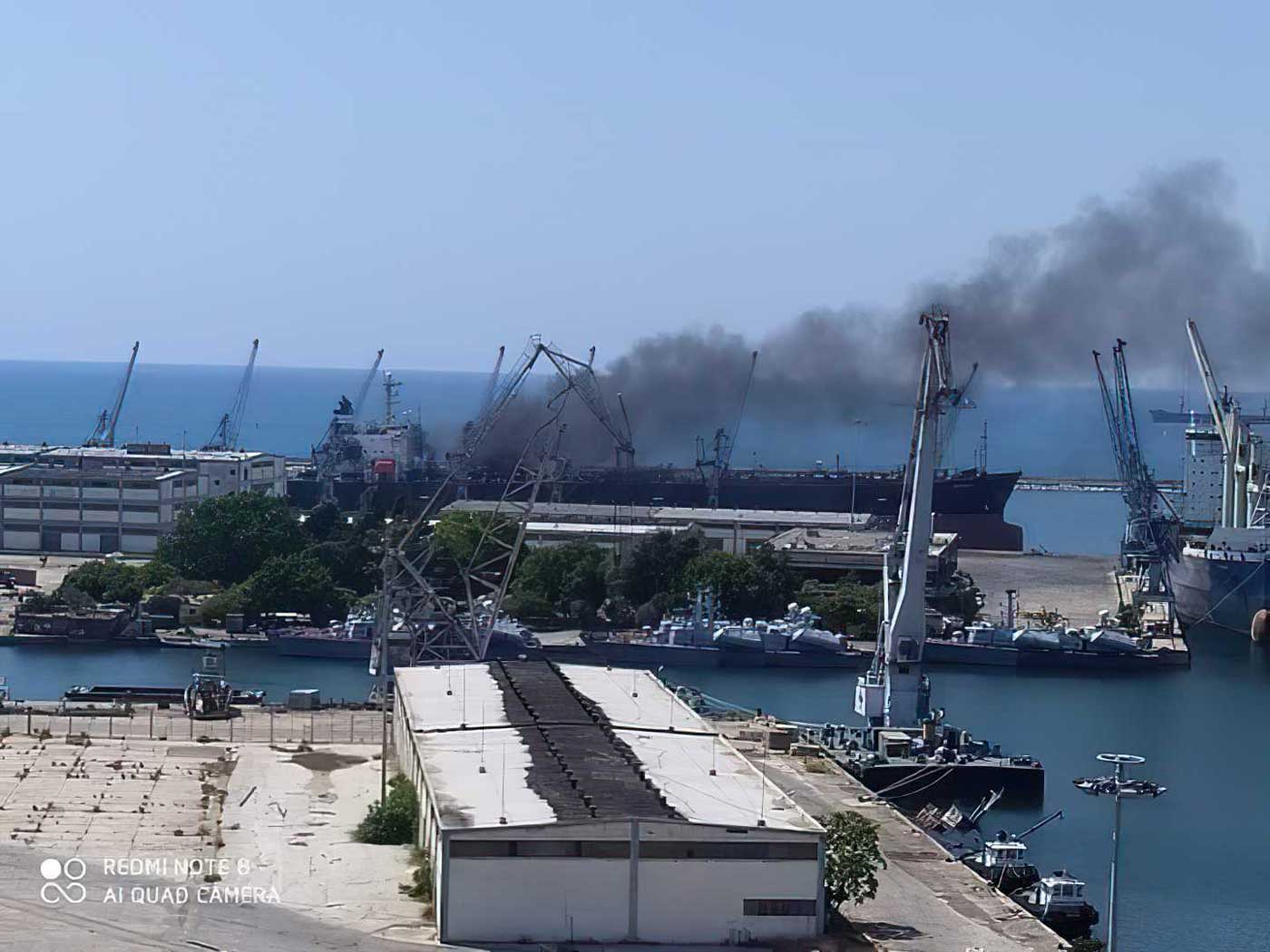 Gran explosión reportada en petrolero iraní atracado en el puerto sirio de Latakia