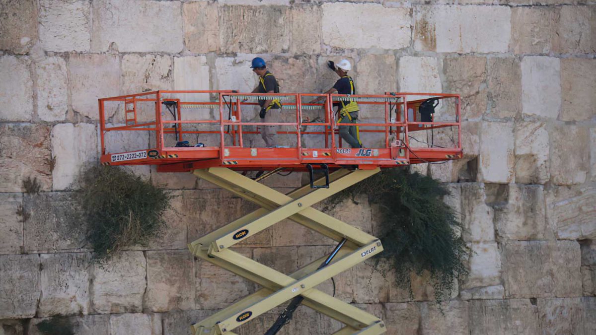 Las piedras del Muro Occidental se someten a una inspección de seguridad