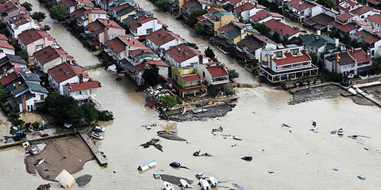 Inundaciones azotan el norte de Turquía días después de que incendios forestales arrasaran el sur