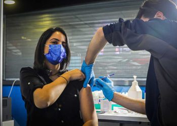 Israelíes mayores de 30 años recibirán vacunas de refuerzo contra el COVID