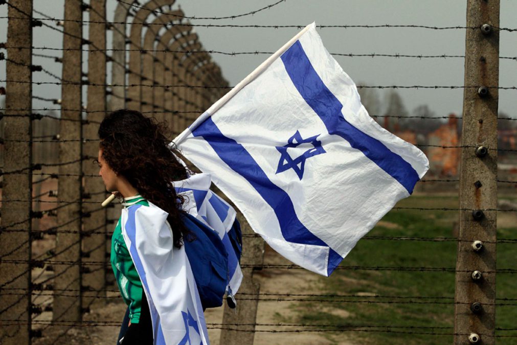 Polonia “reexamina” los viajes de estudiantes israelíes a campos de concentración