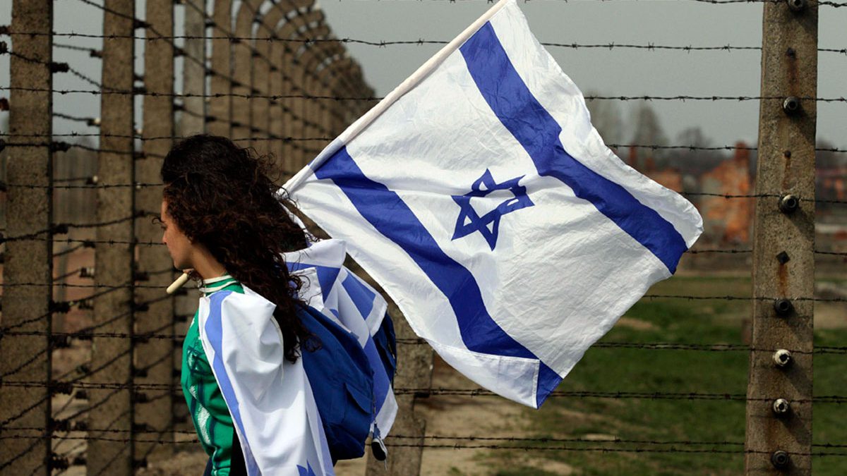 Polonia “reexamina” los viajes de estudiantes israelíes a campos de concentración