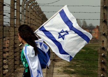 Polonia “reexamina” los viajes de estudiantes israelíes a campos de concentración