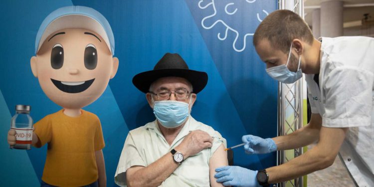 Panel de expertos recomienda que los israelíes mayores de 50 años se vacunen contra el COVID