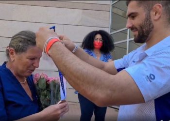 Judoka israelí entrega su medalla olímpica de bronce a su madre enfermera