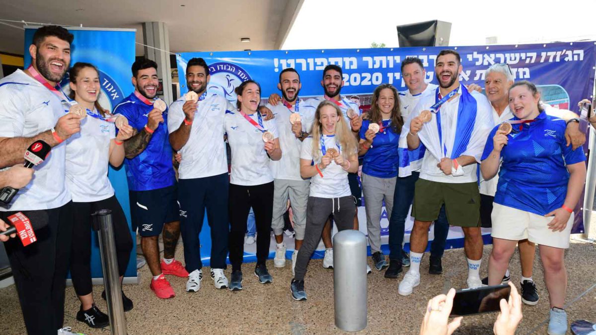 Los judokas israelíes celebran el bronce olímpico como un equipo unificado
