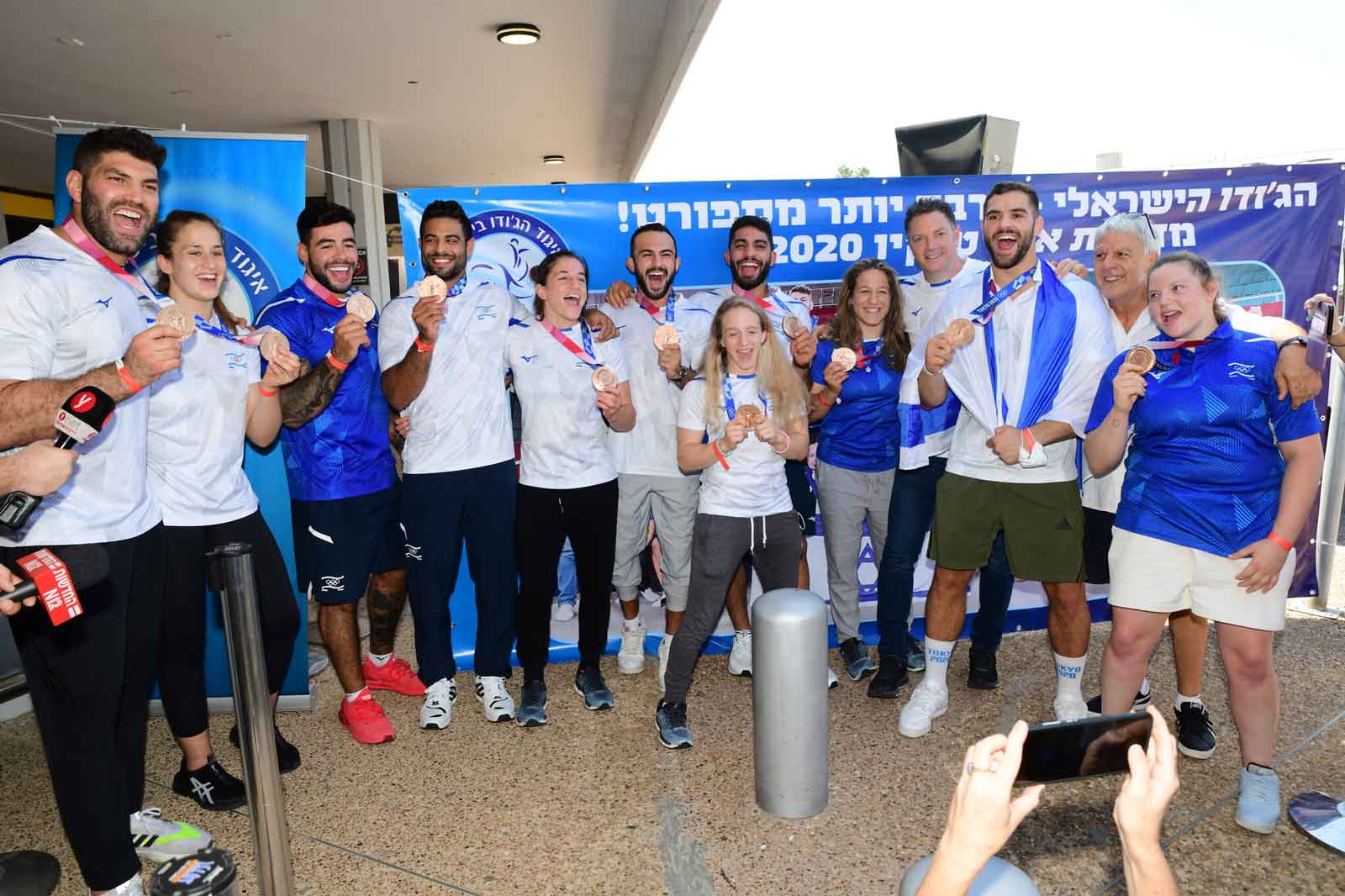 Los judokas israelíes celebran el bronce olímpico como un equipo unificado