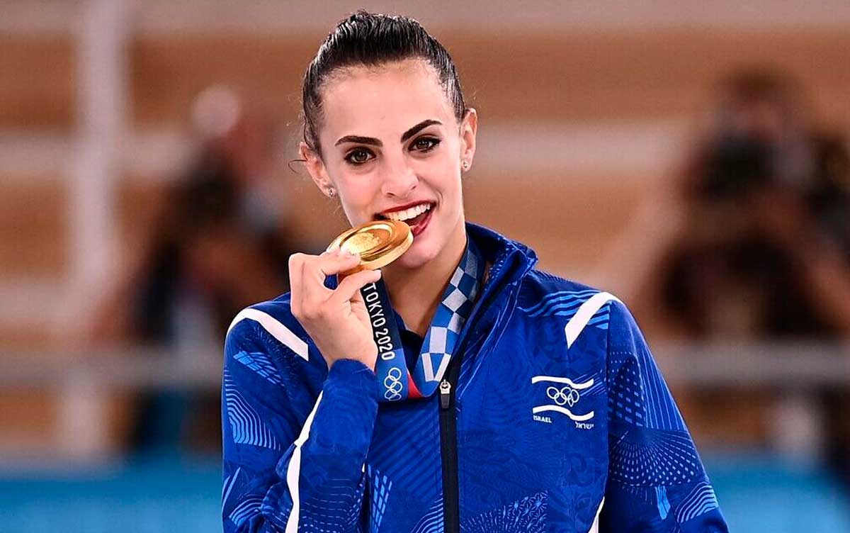 La medallista de oro olímpico israelí Linoy Ashram es acosada en línea por rusos