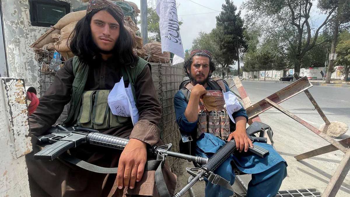 Los talibanes van de puerta en puerta exigiendo a los temerosos afganos que retornen a sus trabajos
