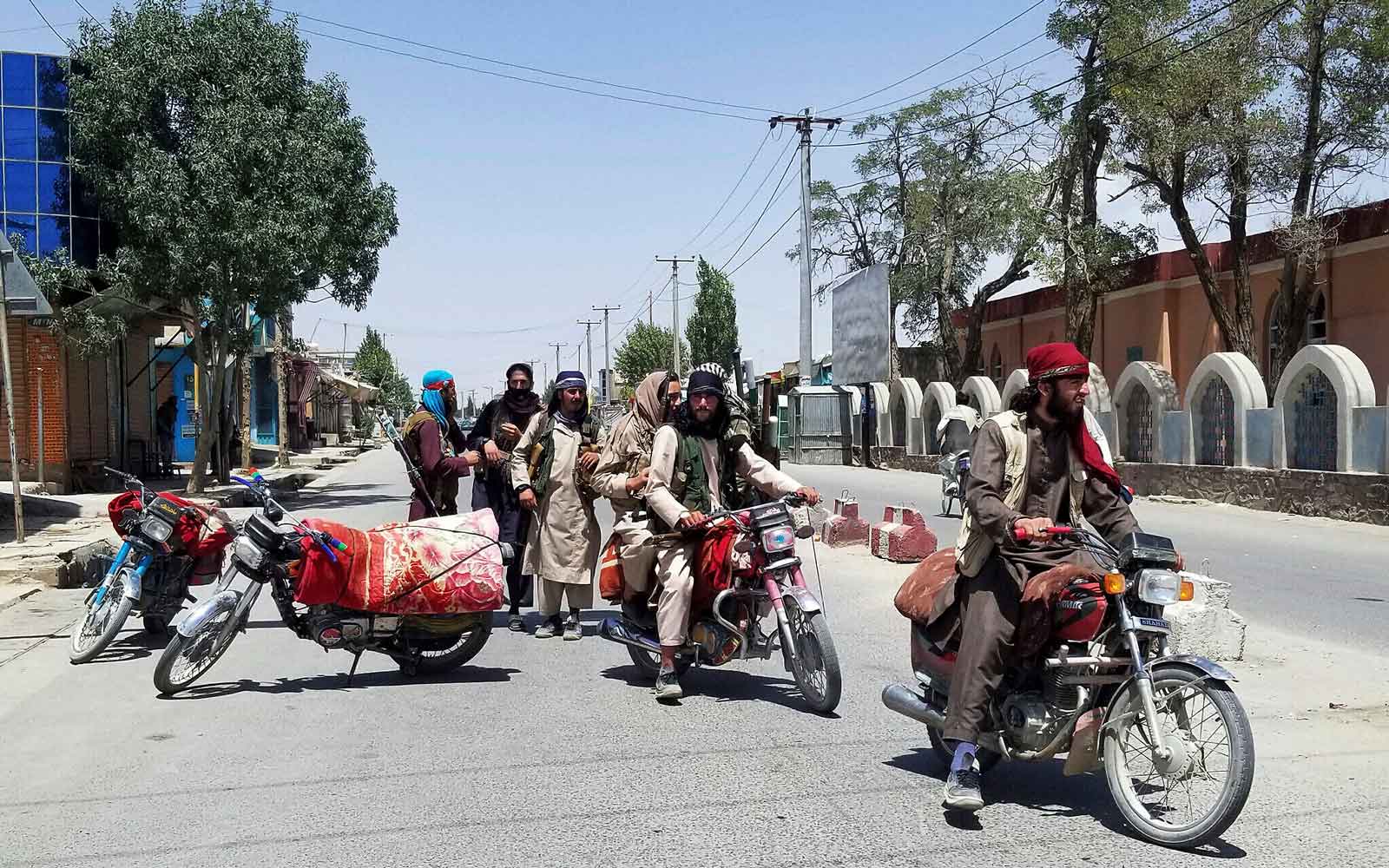 Los talibanes toman otras 3 capitales provinciales de Afganistán