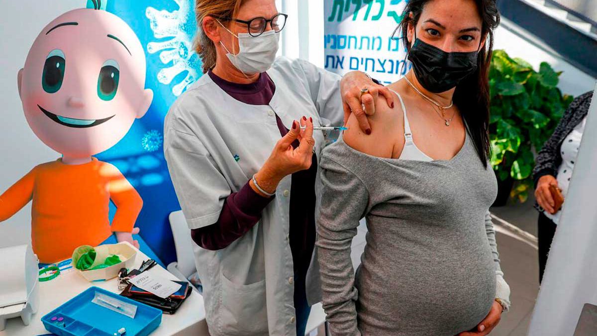 La tercera vacuna contra el COVID es segura para las mujeres embarazadas, según expertos