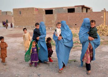 Los talibanes obligan a las mujeres afganas a abandonar sus profesiones
